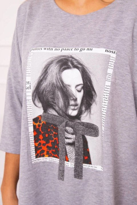 Sukienka z nadrukiem i rozkloszowanym dołem szara