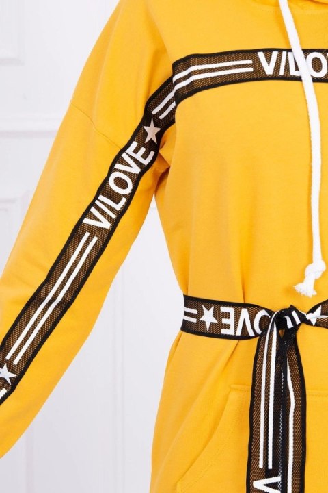 Sukienka zdobiona taśmą z napisami musztardowa