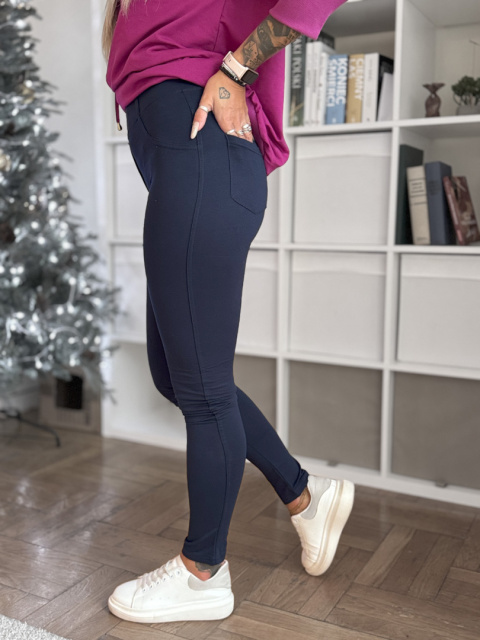 Spodnie bawełniane z kieszeniami z tyłu granatowe