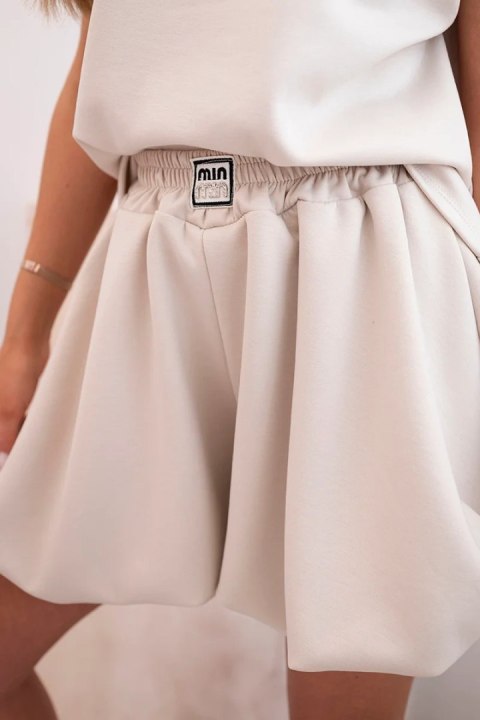 Komplet damski masełko z bluzką bez rękawów i szortami z szeroką nogawką beżowy