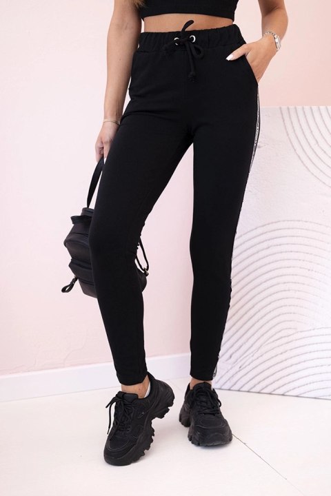 Spodnie damskie dresowe z lampasem i wiązaniem w pasie czarne