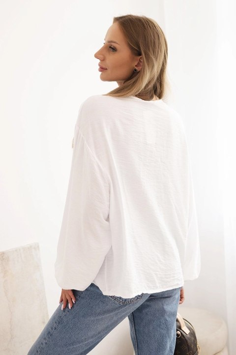 Bluzka damska z wiskozą z marszczonym dekoltem i ozdobą biała