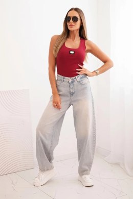 Bluzka damska prążkowana na ramiączkach z ozdobną naszywką bordowa