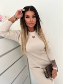 Prążkowana sukienka LOVELY z serduszkiem jasny beż one size