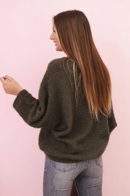 Sweter damski z moheru o luźnym kroju i dekolcie w serek khaki