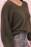 Sweter damski z moheru o luźnym kroju i dekolcie w serek khaki