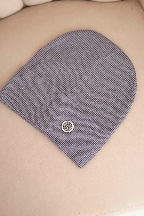 Czapka damska prążkowana z modalu i wiskozy z ozdobnym guzikiem ciemno szara