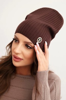 Czapka damska prążkowana z ozdobnym guzikiem z dodatkiem wiskozy i modalu brązowa