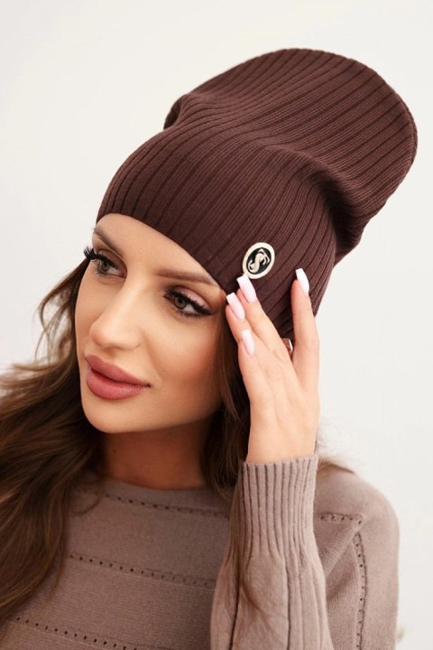 Czapka damska prążkowana z ozdobnym guzikiem z dodatkiem wiskozy i modalu brązowa