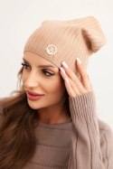 Czapka damska prążkowana z ozdobnym guzikiem z dodatkiem wiskozy i modalu camelowa