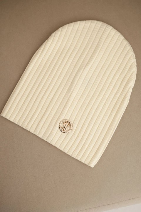Czapka damska prążkowana z ozdobnym guzikiem z dodatkiem wiskozy i modalu ecru