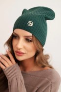 Czapka damska prążkowana z ozdobnym guzikiem z dodatkiem wiskozy i modalu zielona
