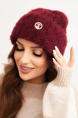 Czapka damska prążkowana z wiskozy puszysta z ozdobnym metalowym guzikiem bordowa