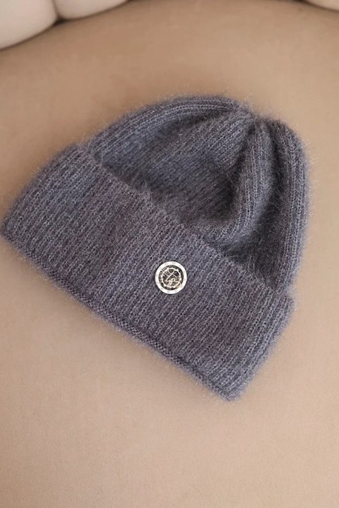 Czapka damska zimowa puszysta z ozdobnym guzikiem grafitowa