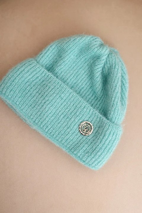 Czapka damska zimowa puszysta z ozdobnym guzikiem miętowa