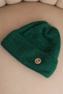 Czapka damska zimowa puszysta z ozdobnym guzikiem zielona