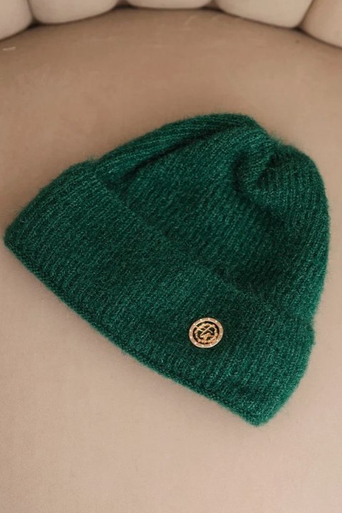 Czapka damska zimowa puszysta z ozdobnym guzikiem zielona