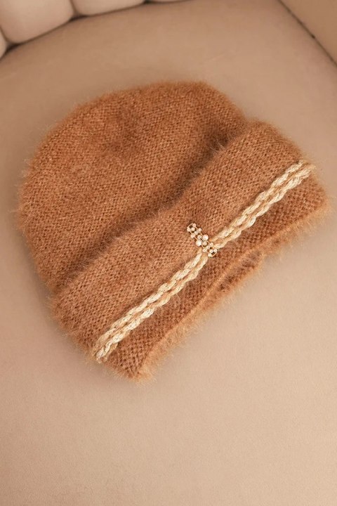 Czapka damska zimowa puszysta z perełkami i ozdobnym splotem camelowa
