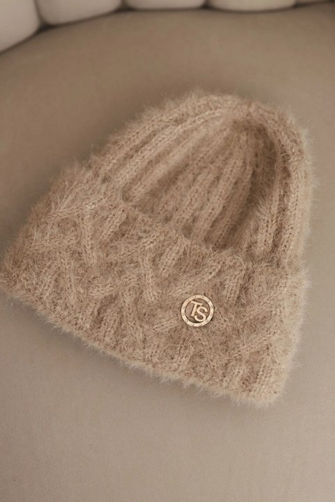 Czapka damska zimowa z puszystej dzianiny i z eleganckim guzikiem beżowa