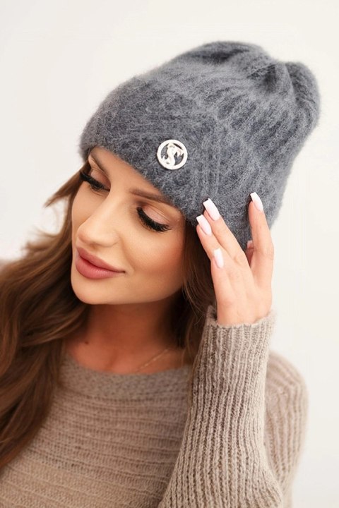 Czapka damska zimowa z puszystej dzianiny i z eleganckim guzikiem ciemno szara