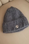 Czapka damska zimowa z puszystej dzianiny i z eleganckim guzikiem ciemno szara