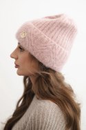Czapka damska zimowa z puszystej dzianiny i z eleganckim guzikiem pudrowy róż