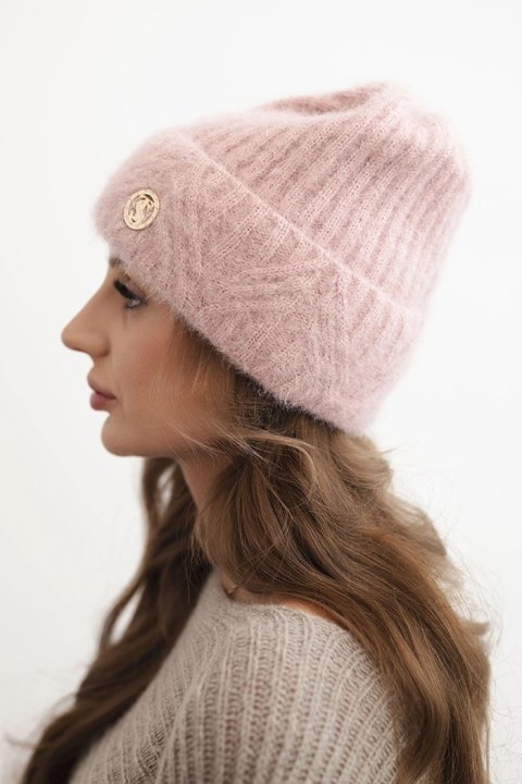 Czapka damska zimowa z puszystej dzianiny i z eleganckim guzikiem pudrowy róż