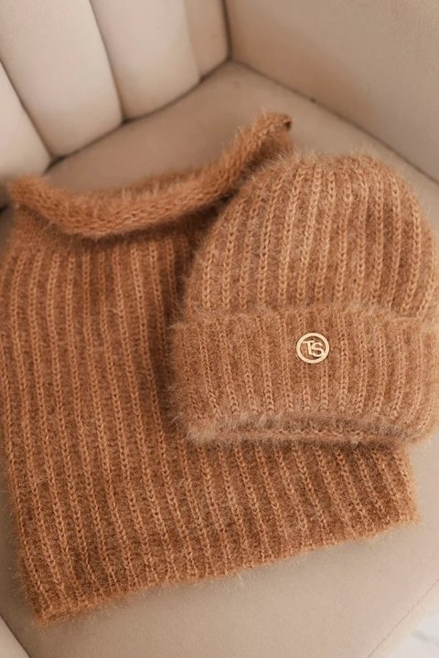 Komplet damski czapka i komin zimowy puszysty z ozdobnym emblematem camelowy