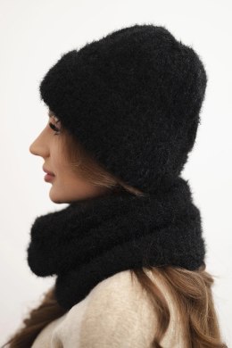 Komplet damski czapka i komin zimowy puszysty z ozdobnym emblematem czarny