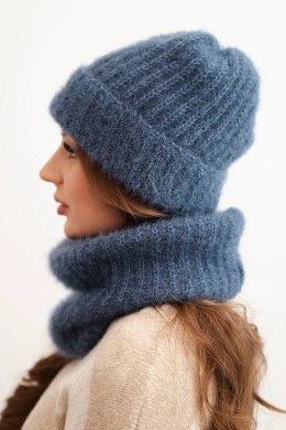 Komplet damski czapka i komin zimowy puszysty z ozdobnym emblematem jeansowy