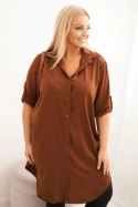 Sukienka damska koszulowa Plus Size z dłuższym tyłem i podwijanym rękawem ciemno camelowa
