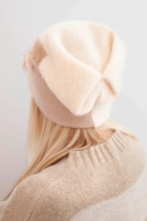 Czapka damska elegancka z futrzanymi ozdobami i brokatowym paskiem ecru