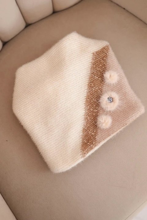 Czapka damska elegancka z futrzanymi ozdobami i brokatowym paskiem ecru