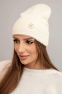 Czapka damska miękka z alpaki z ozdobną blaszką beżowa