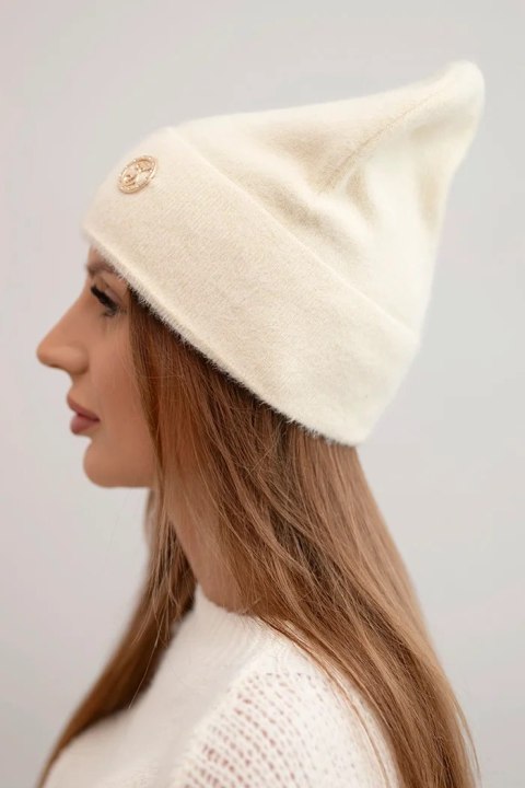 Czapka damska miękka z alpaki z ozdobną blaszką beżowa