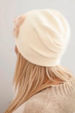 Czapka damska z ozdobnymi futrzanymi kwiatami elegancka ecru