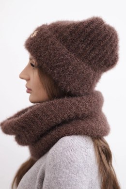 Komplet damski czapka i komin zimowy puszysty z ozdobnym emblematem brązowy