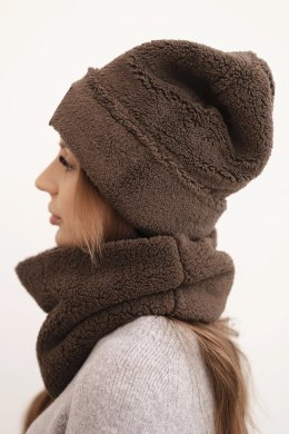 Komplet damski polarowy czapka i komin z ozdobną naszywką brązowy