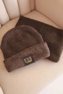 Komplet damski polarowy czapka i komin z ozdobną naszywką brązowy