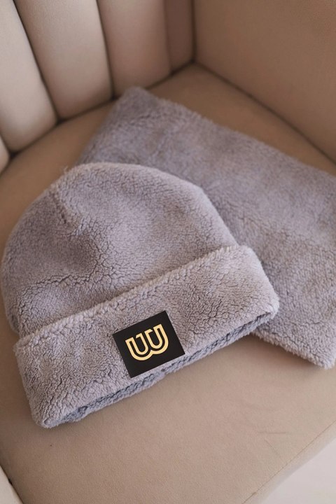 Komplet damski polarowy czapka i komin z ozdobną naszywką szary