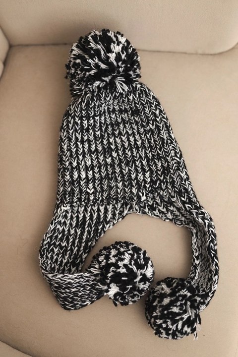 Czapka damska uszatka Emma K343 czarna