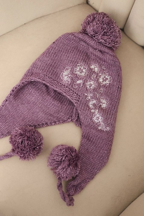 Czapka damska zimowa uszatka z pomponami K431 śliwkowa