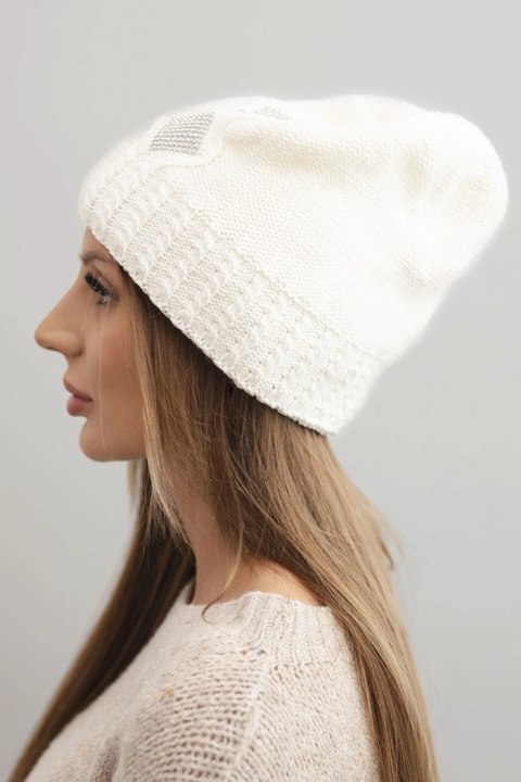 Czapka damska zimowa wełniana z cyrkoniami i wzorem K455 ecru