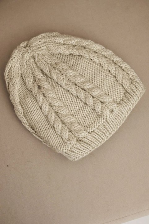 Czapka damska zimowa wełniana z warkoczowym splotem K452 ciemno beżowa