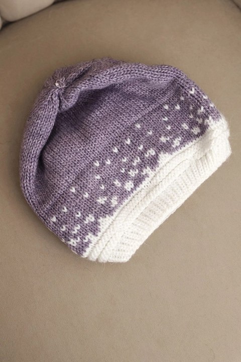 Czapka damska zimowa wełniana z wzorem geometrycznym K477 fioletowy + biały