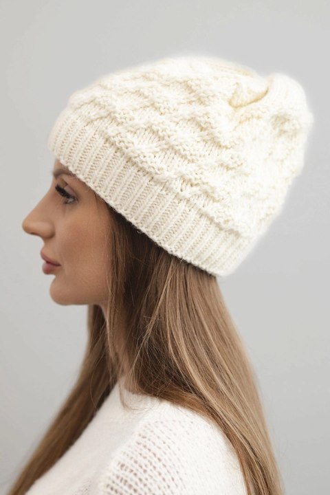 Czapka damska zimowa wełniany z ozdobnym splotem K430 beżowa