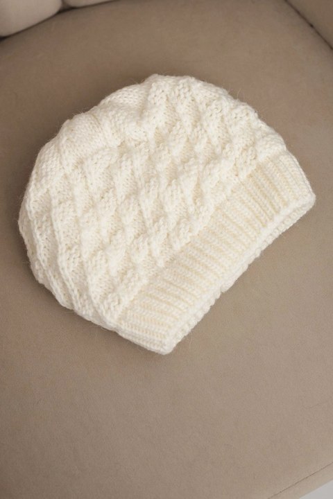 Czapka damska zimowa wełniany z ozdobnym splotem K430 ciemne ecru