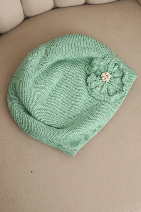 Czapka damska zimowa z ozdobnym kwiatem i perełkami K421 ciemno miętowa