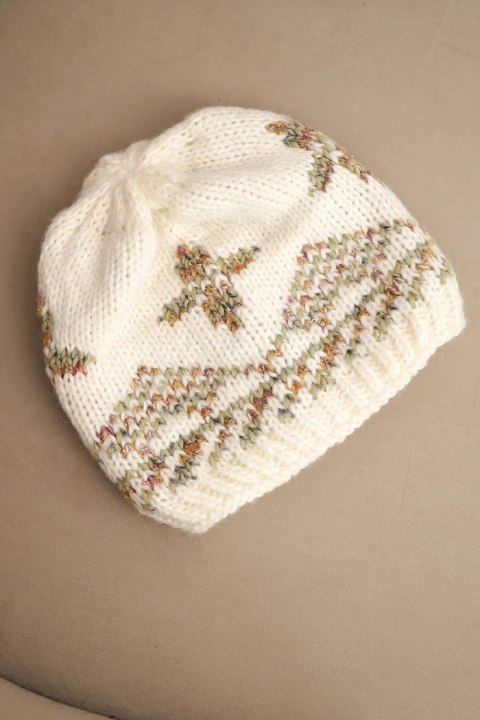 Czapka damska zimowa z wełny i z kolorowym wzorem K478 ecru