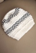 Czapka damska zimowa z wzorem i wełną K425 biała
